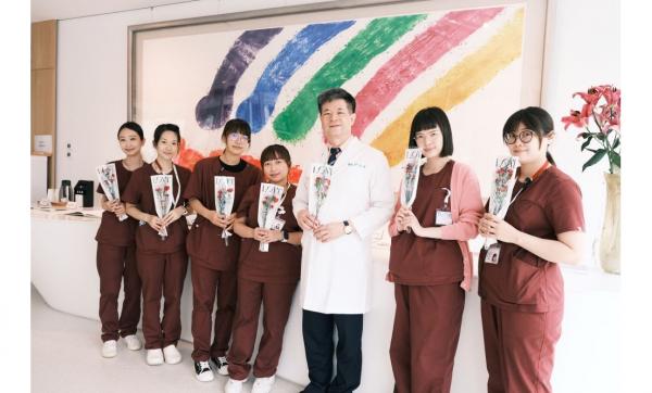 《蕃薯藤news》庆祝护理师暨母亲节 许庭源致赠康乃馨感谢无私奉献